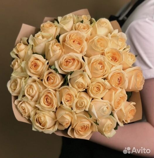 35 кремовых роз