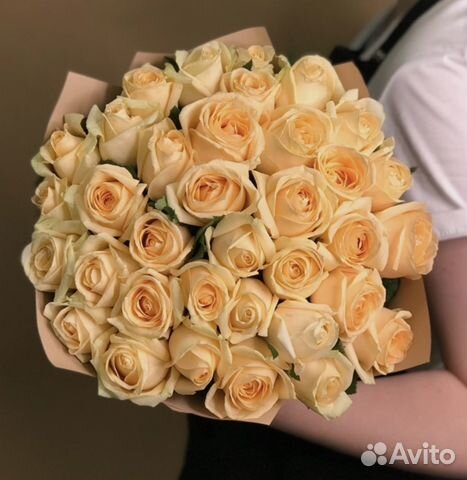 35 кремовых роз