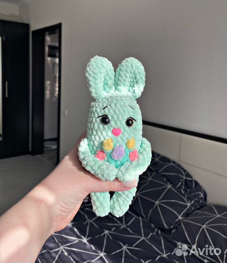 Вязаные игрушки зайчики с букетом цветов