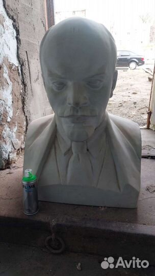 Бюст и портрет Ленина