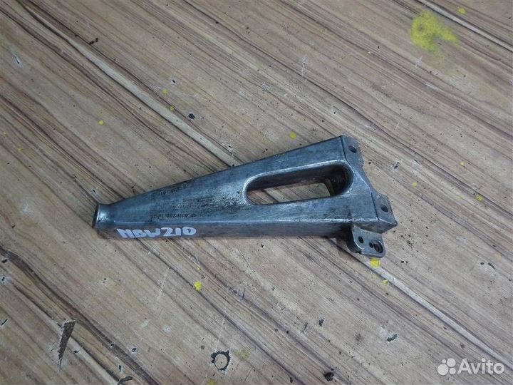 Кронштейн впускного коллектора Mercedes Benz W210