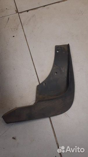 Брызговик передний правый Renault Duster