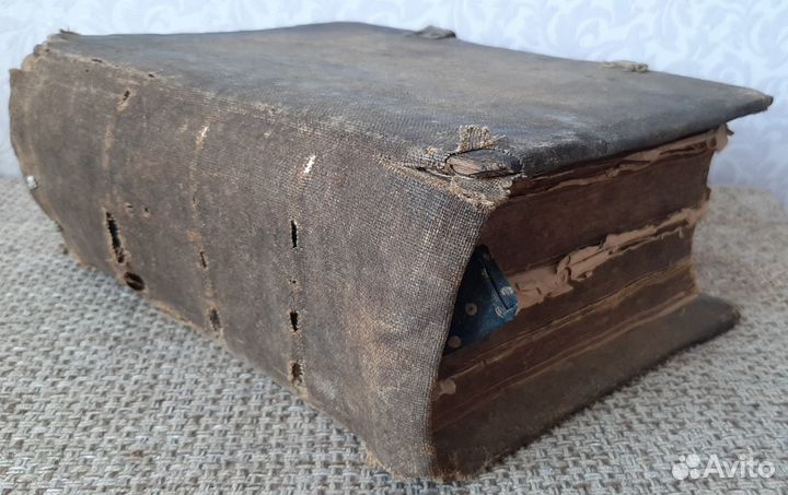 Толстенная церковная книга. старинная