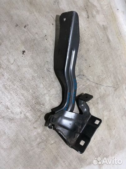 Петля замка капота передняя левая Nissan Qashqai