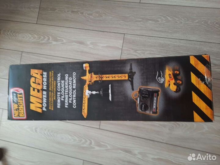 Башенный подъёмный кран на пульте управления