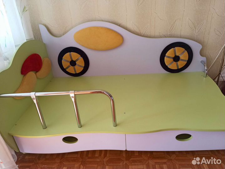 Детская кровать машина
