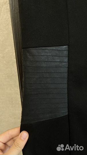 Чёрное платье со вставками из эко-кожи