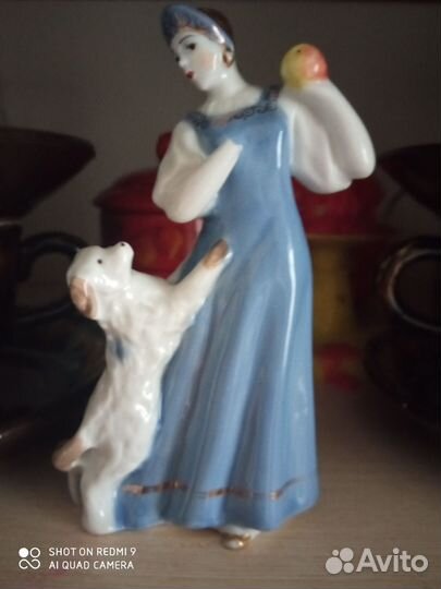 Статуэтка царевна с яблоком