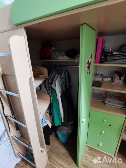 Детский уголок с кроватью и столом