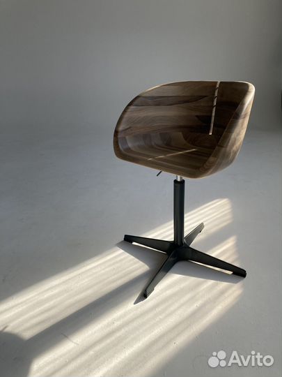 Компьютерный стул из ореха