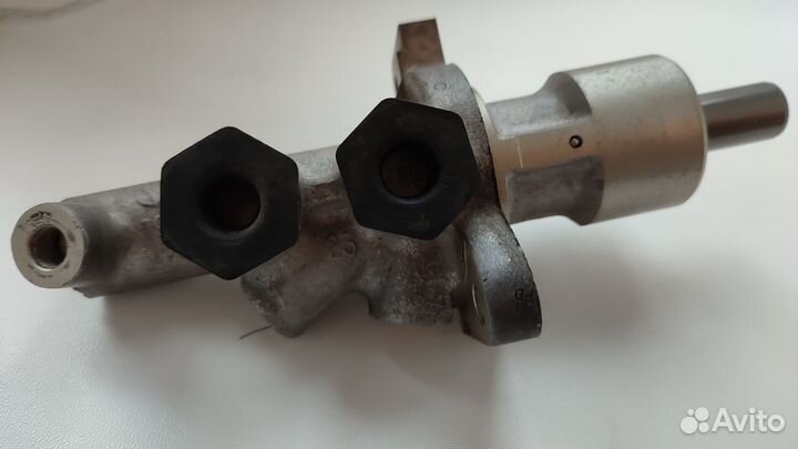 Главный тормозной цилиндр A0044301701