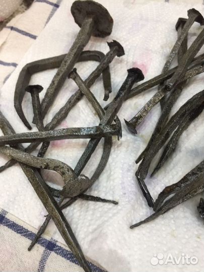 Старинный подсвечник, кованные гвозди