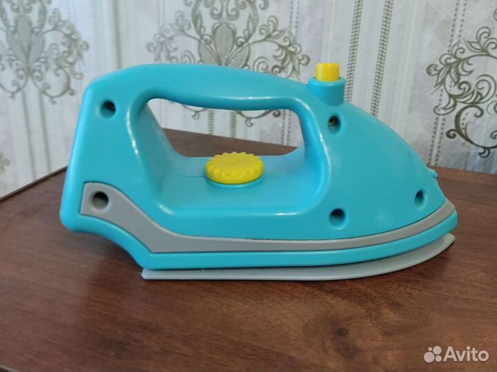 Пакет игрушек: трактор, гоночная машина, утюг