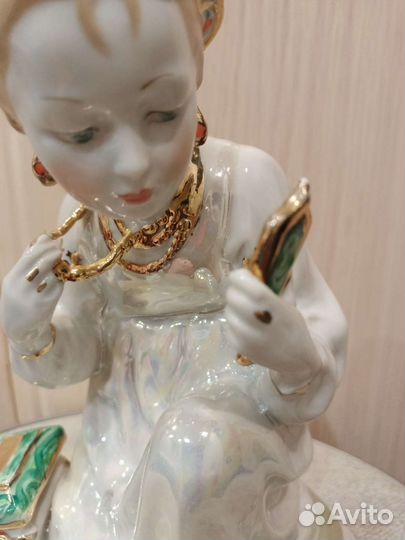 Статуэтка.Малахитовая шкатулка.Дулево