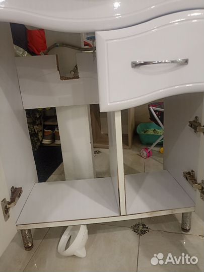 Тумба для ванной с зеркалом и раковиной