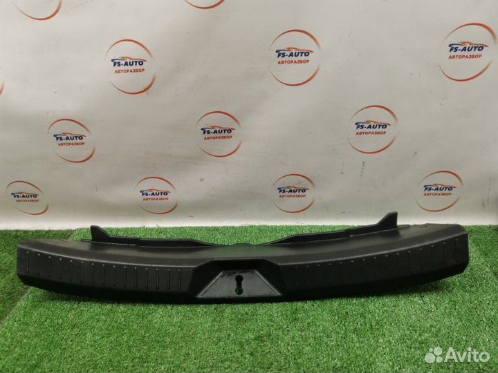 Накладка замка багажника задняя Mazda 3 хетчбэк BM