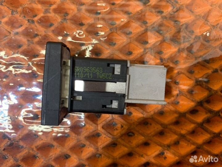 Кнопка Volkswagen Polo V 1.6 cfna 2011