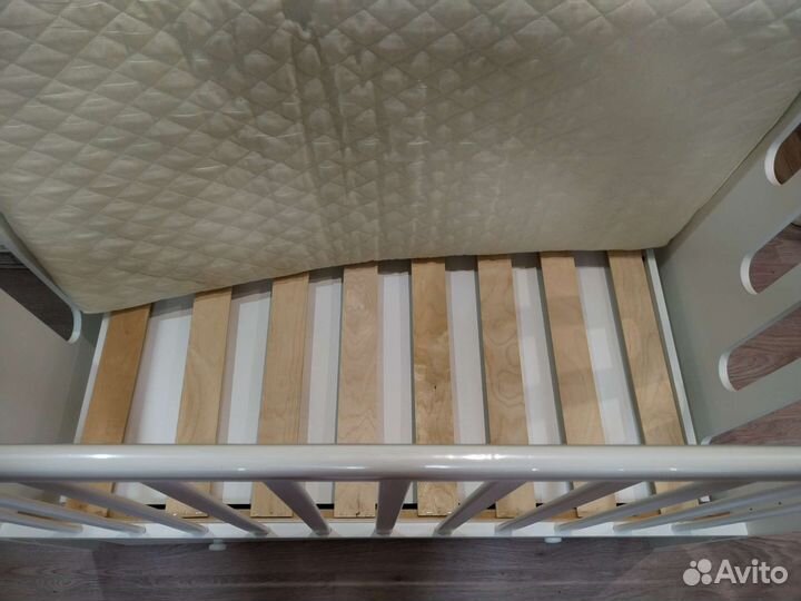 Детская кроватка с маятником и ящиком