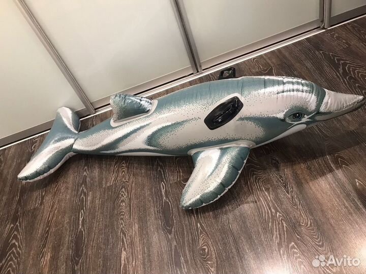 Надувной дельфин