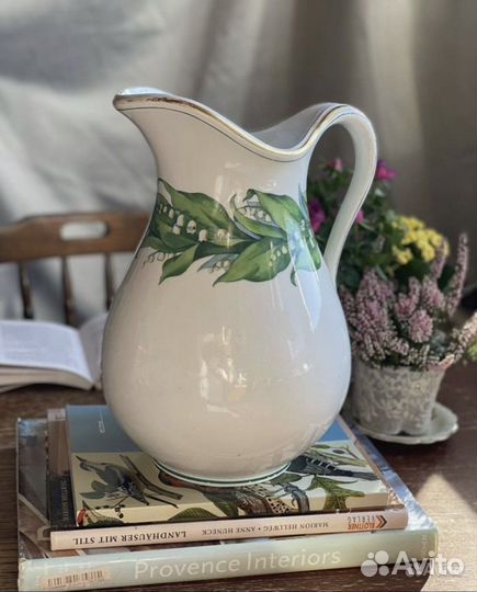 Антикварные и винтажные кувшины в ассортименте