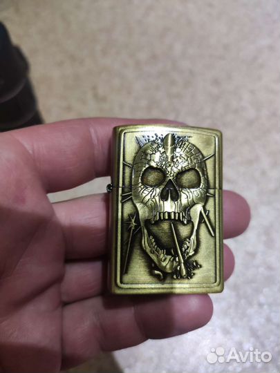 Зажигалка бензиновая с черепами