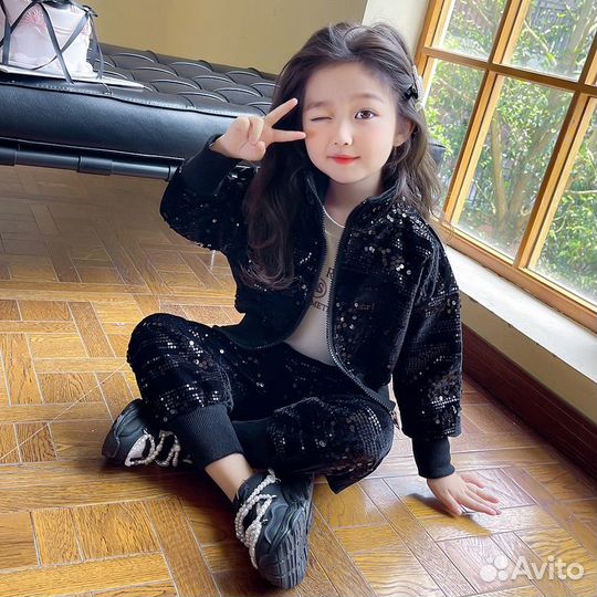 Костюм для девочки в паетках
