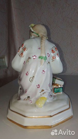 Фарфоровая статуэтка Малахитовая шкатулка, Алëнушк