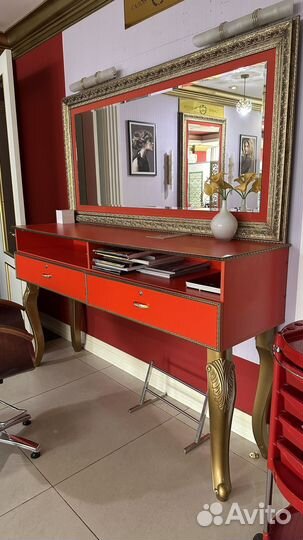 Туалетный столик с зеркалом