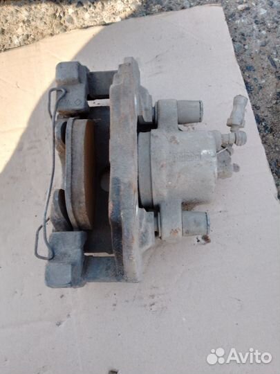 Суппорт передний левый Lancer Cedia