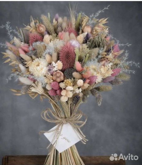 Сухоцветы розы с гортензией в шляпной коробке