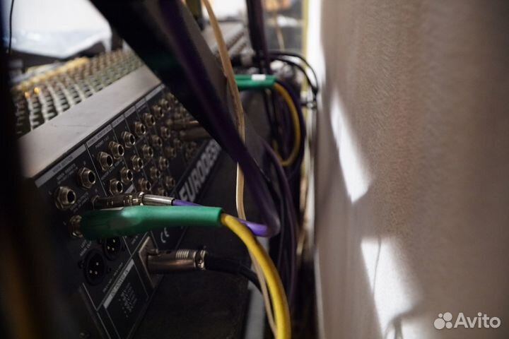 Микшерский пульт Behringer 24х4х2