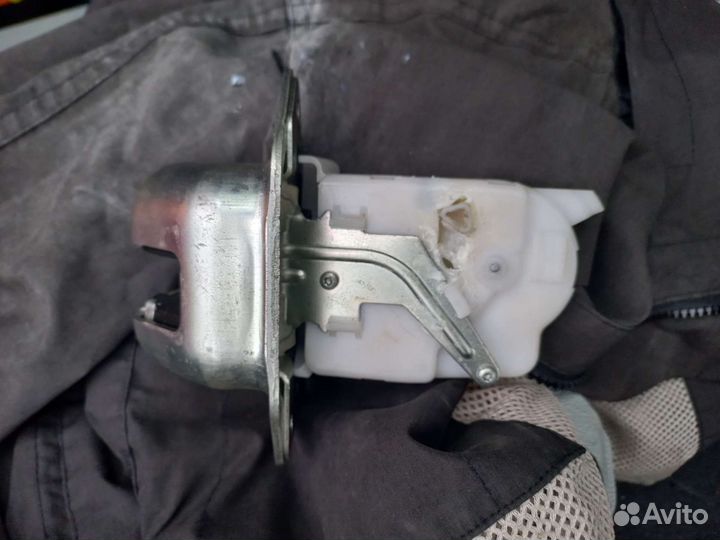 Замок багажника nissan tiida