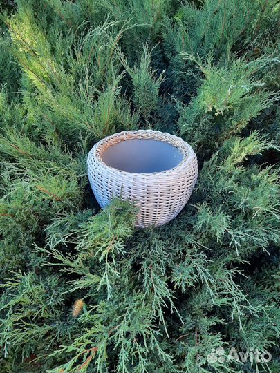 Белое кашпо из ротанга