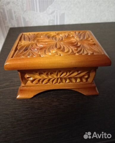 Деревянная шкатулка