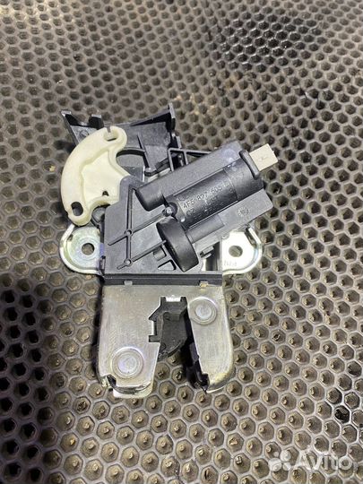 Замок крышки багажника Volkswagen Passat B6