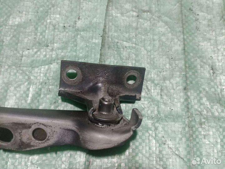 Петля капота правая Audi 80 B3 седан 1.8I 1989