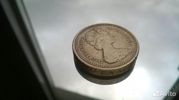 Монета 1983 elizabeth II ONE pound