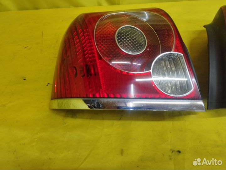 Задние фонари Toyota Avensis T250