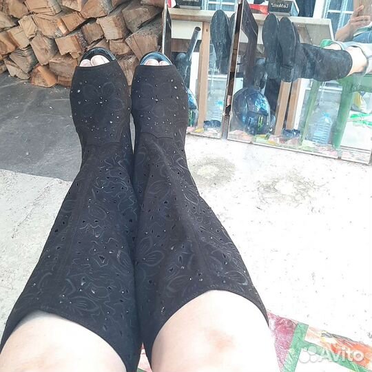 Продаю замшевые чёрные сапоги женские
