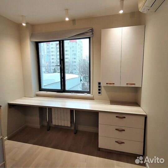 Стол компьютерный встроенный