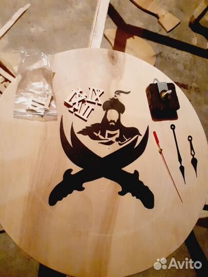 Часы из эпоксидной смолы ручной работы