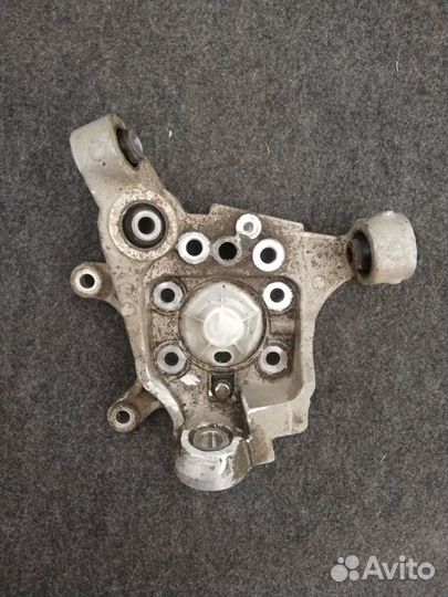 Кулак поворотный задний левый Nissan Teana J31