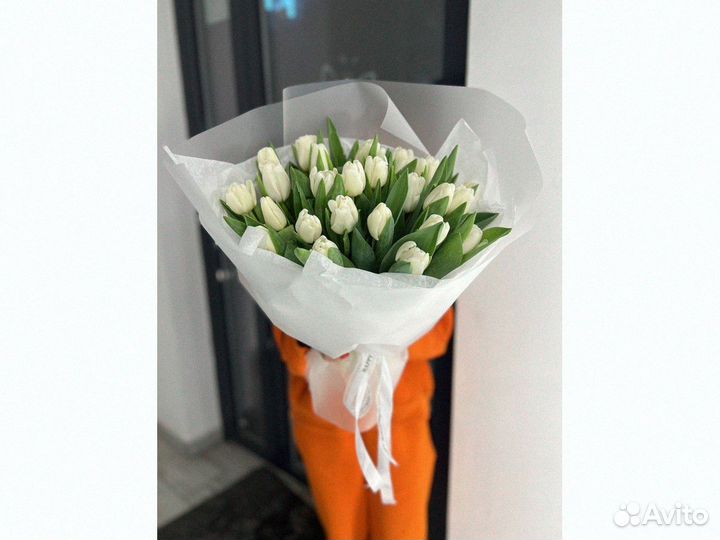 Букет из нежных кустовых роз Тюльпаны Пионы