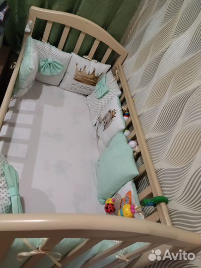 Детская кроватка с маятником