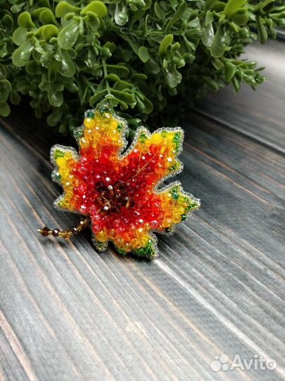 Брошь Кленовый лист