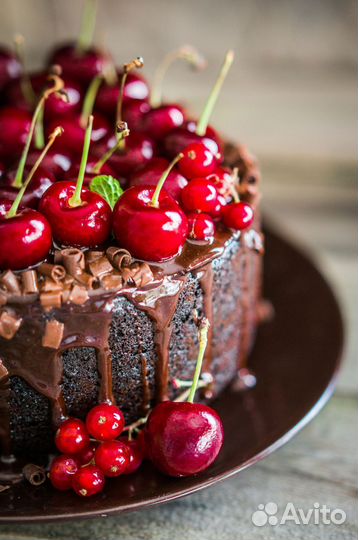 Шоколадный торт с вишней, клубникой, малиной