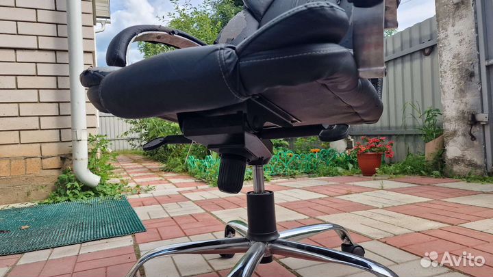 Офисное кожаное кресло бу