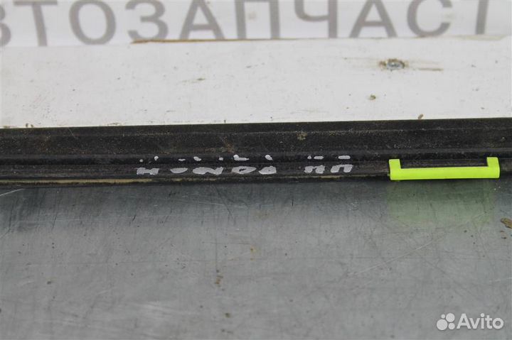 Молдинг стекла передней правой двери Honda C-RV