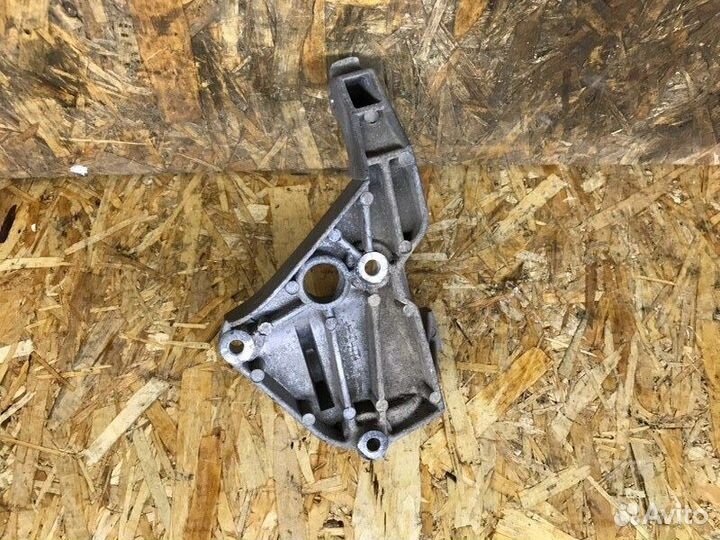 Кронштейн генератора LADA Priora универсал 1.6