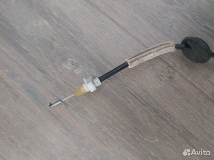 Тросик замка двери задний Volkswagen Touareg 1 4.2